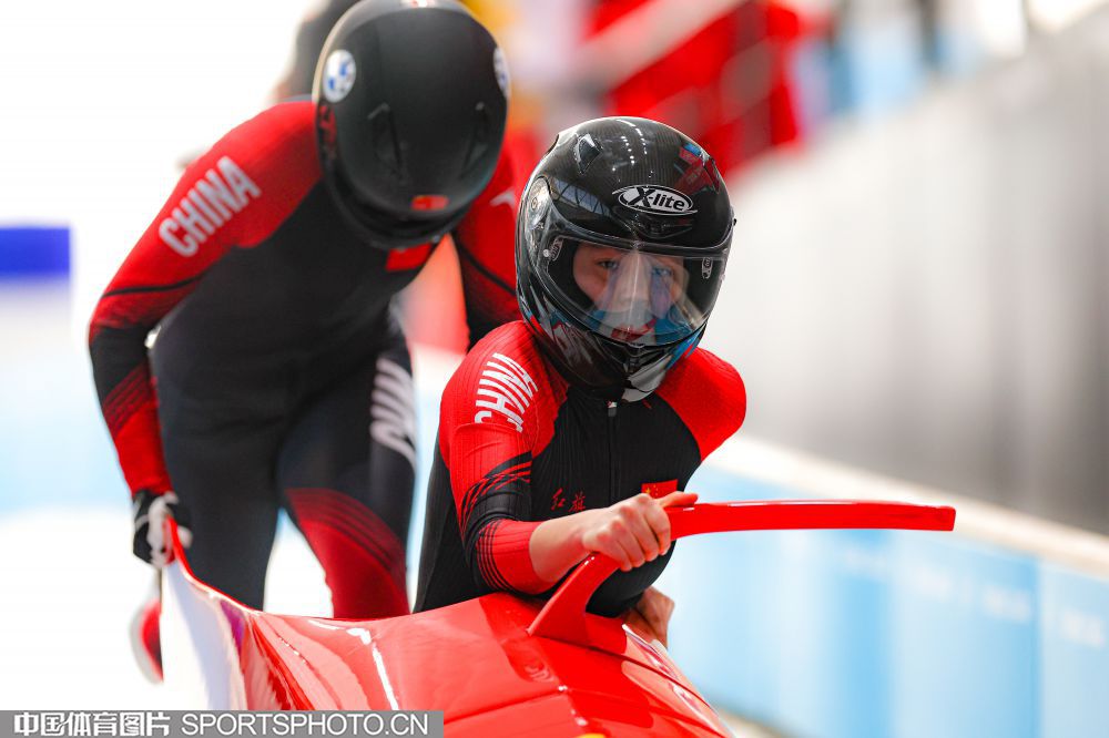 围绕足球的 围绕足球的